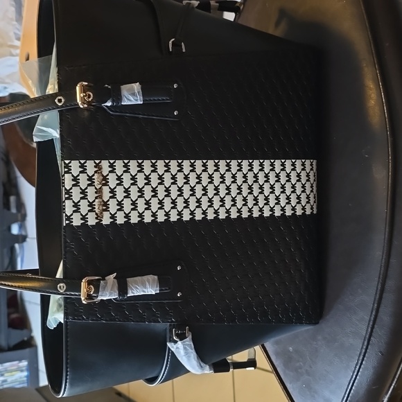 Michael Kors Handbags - 🌷🌷Michael Kors NWT Voyager Tote